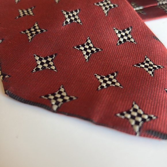 Hugo Boss Red Silk Tie with Houndstooth Design - Picture 9 of 10